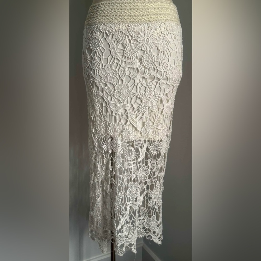 H&M: Elegant Crochet Lace Skirt